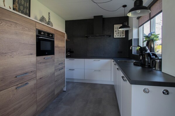 Réfrigérateur, lave-vaisselle, cafetière/bouilloire