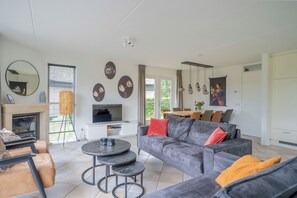 Smart TV - Detached 8-person fisherman's villa with a patio above the water and a private jetty at Beach Resort Makkum on the IJsselmeer. (Makkum)