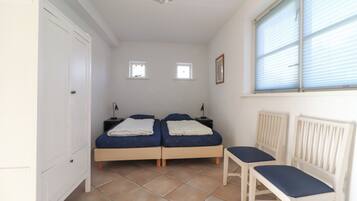 4 bedrooms, iron/ironing board, WiFi