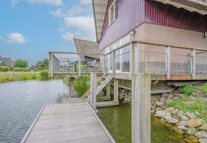 Property grounds - Detached 8-person fisherman's villa with a patio above the water and a private jetty at Beach Resort Makkum on the IJsselmeer. (Makkum)