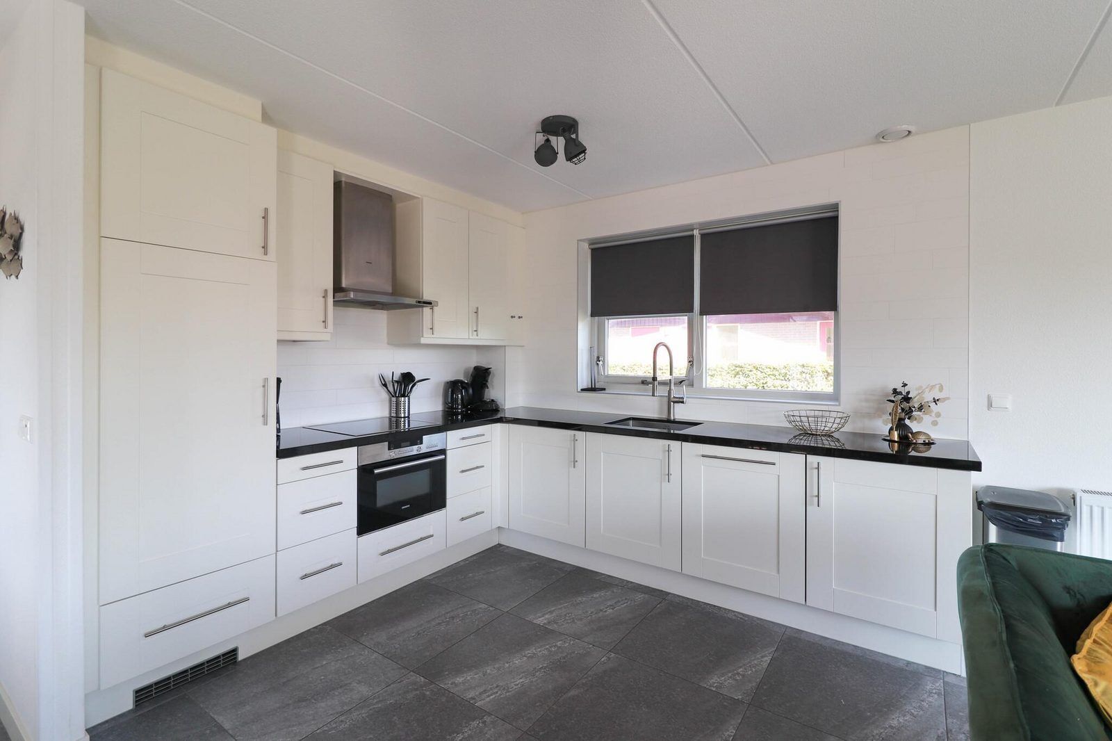 Een vaatwasser, een koffiezetapparaat/waterkoker