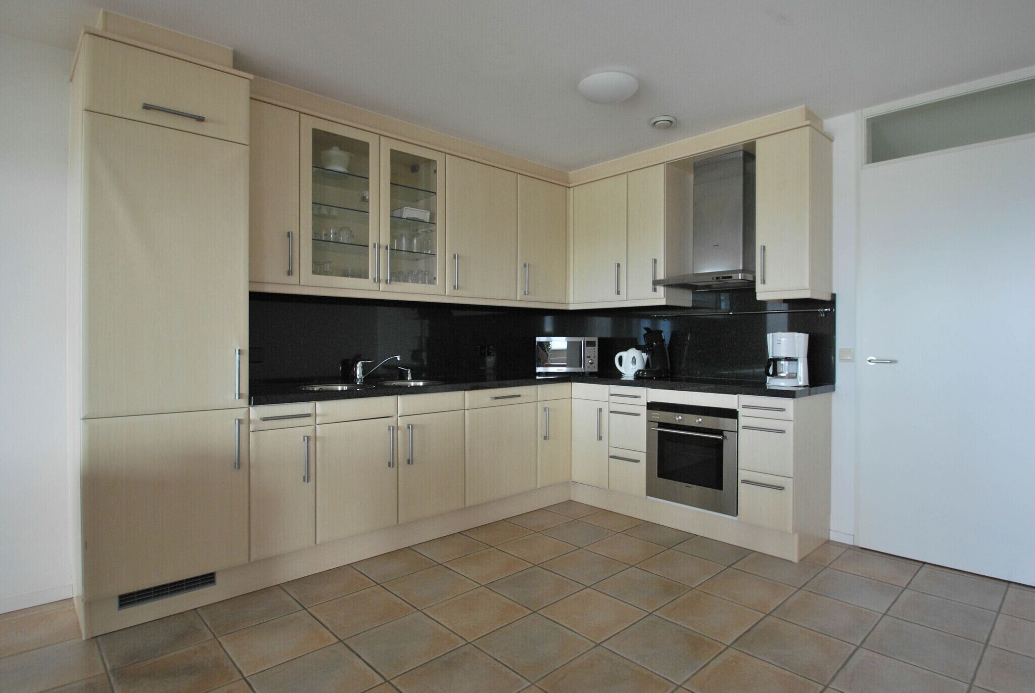 Een koelkast, een magnetron, een oven, een vaatwasser