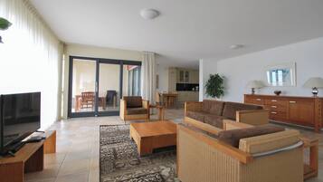 Een smart-tv, een dvd-speler en een stereo