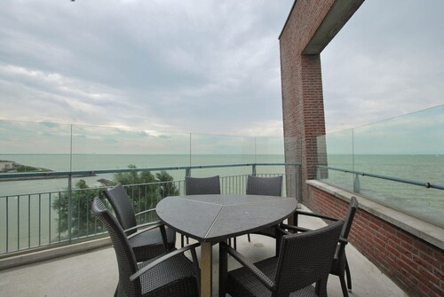 XL apartment with double balconies, a sauna, and 160 m² of surface at the luxurious Beach Resort Makkum.