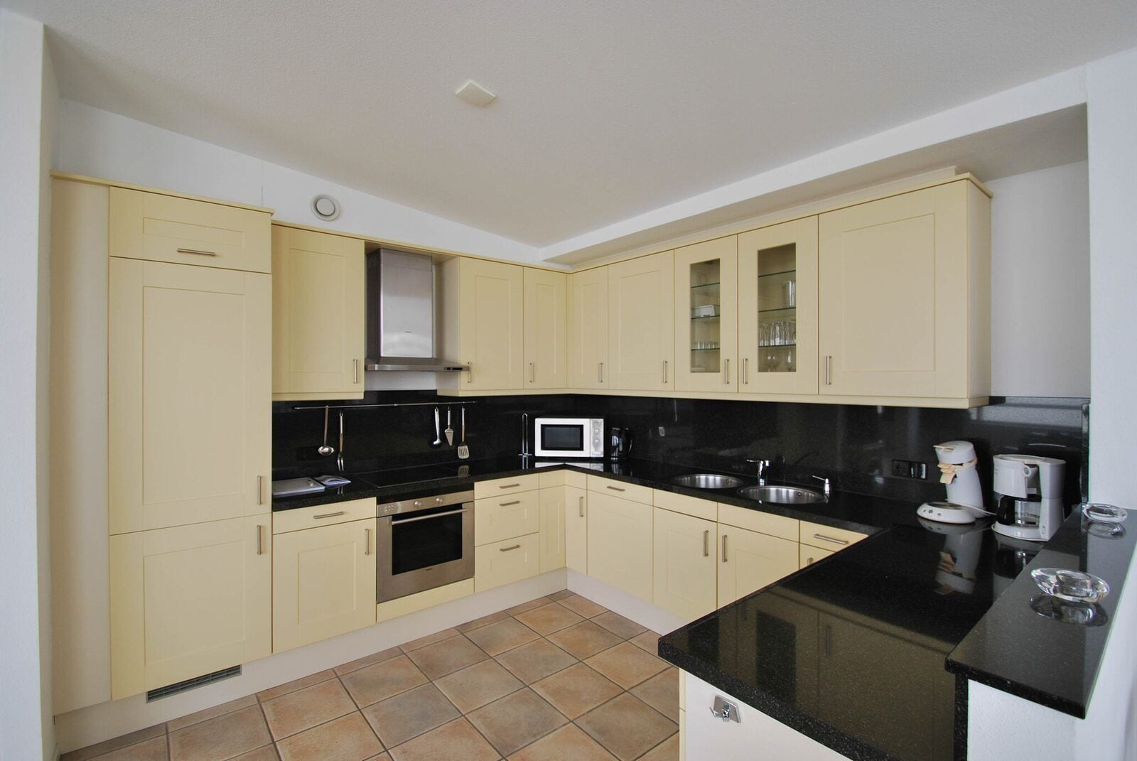 Een koelkast, een magnetron, een oven, een vaatwasser