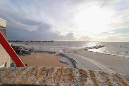Apartment with a balcony or patio, a bathtub, and a private parking space right by the IJsselmeer at Beach Resort Makkum.
