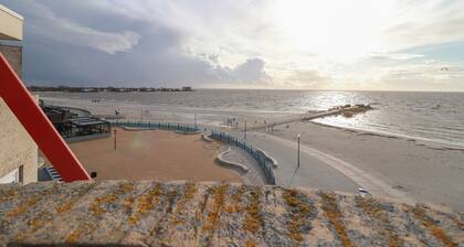 Apartment with a balcony or patio, a bathtub, and a private parking space right by the IJsselmeer at Beach Resort Makkum.