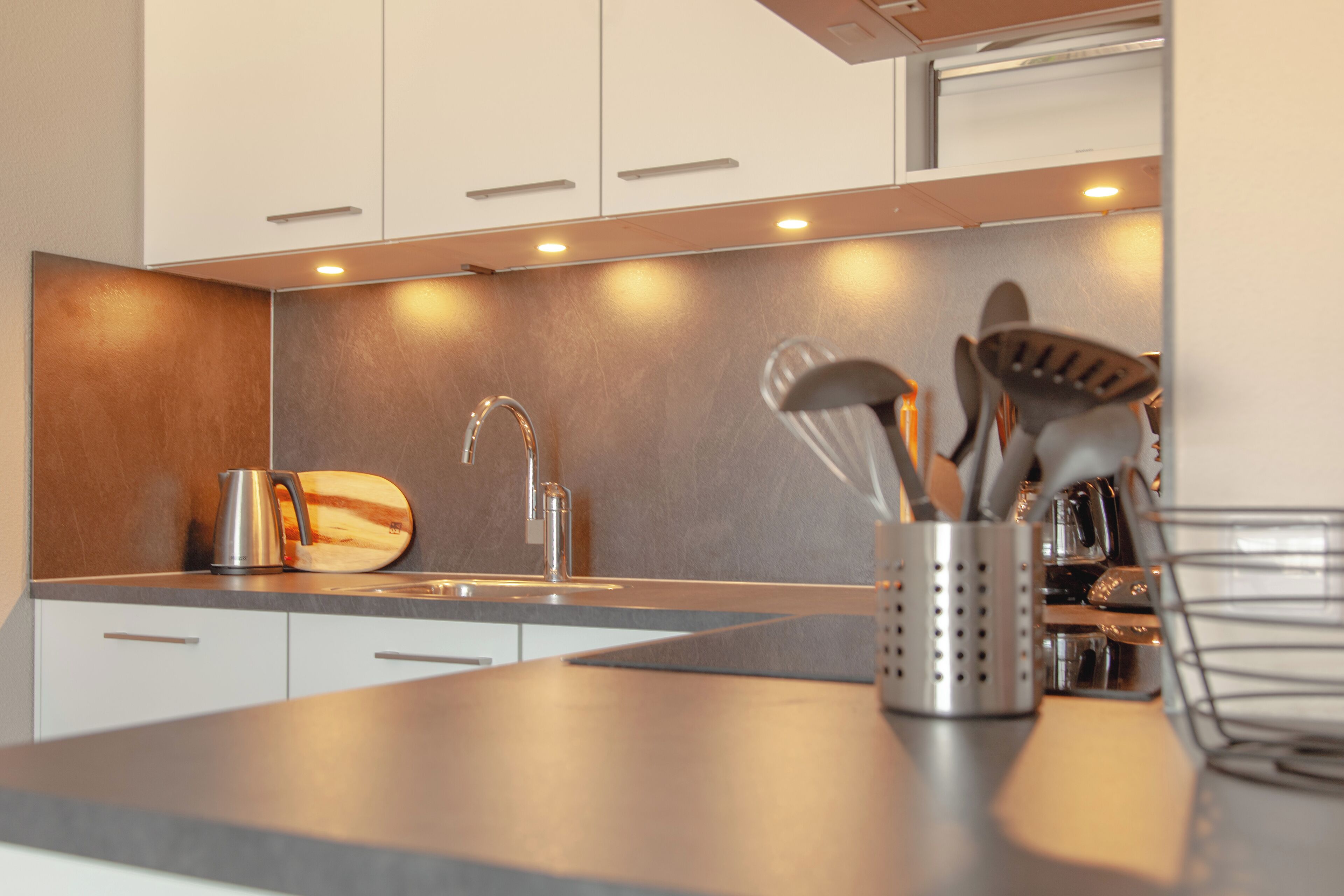 Køleskab, mikrobølgeovn, opvaskemaskine, kaffe-/temaskine