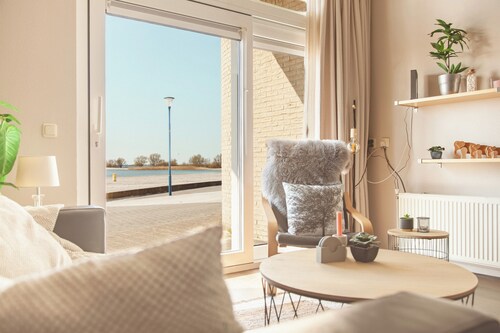 Luxurious apartment with a balcony or a patio, a bathtub, and a private parking space directly on the IJsselmeer at Beach Resort Makkum.