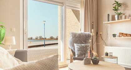 Luxurious apartment with a balcony or a patio, a bathtub, and a private parking space directly on the IJsselmeer at Beach Resort Makkum.