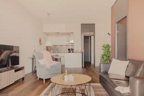 Smart TV - Luxurious apartment with a balcony or a patio, a bathtub, and a private parking space directly on the IJsselmeer at Beach Resort Makkum. (Makkum)