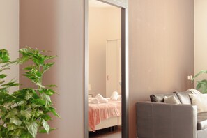 2 bedrooms, iron/ironing board, WiFi - Luxurious apartment with a balcony or a patio, a bathtub, and a private parking space directly on the IJsselmeer at Beach Resort Makkum. (Makkum)