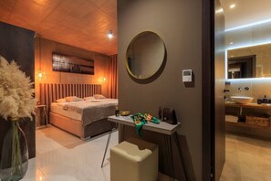 4 bedrooms, in-room safe, iron/ironing board, bed sheets