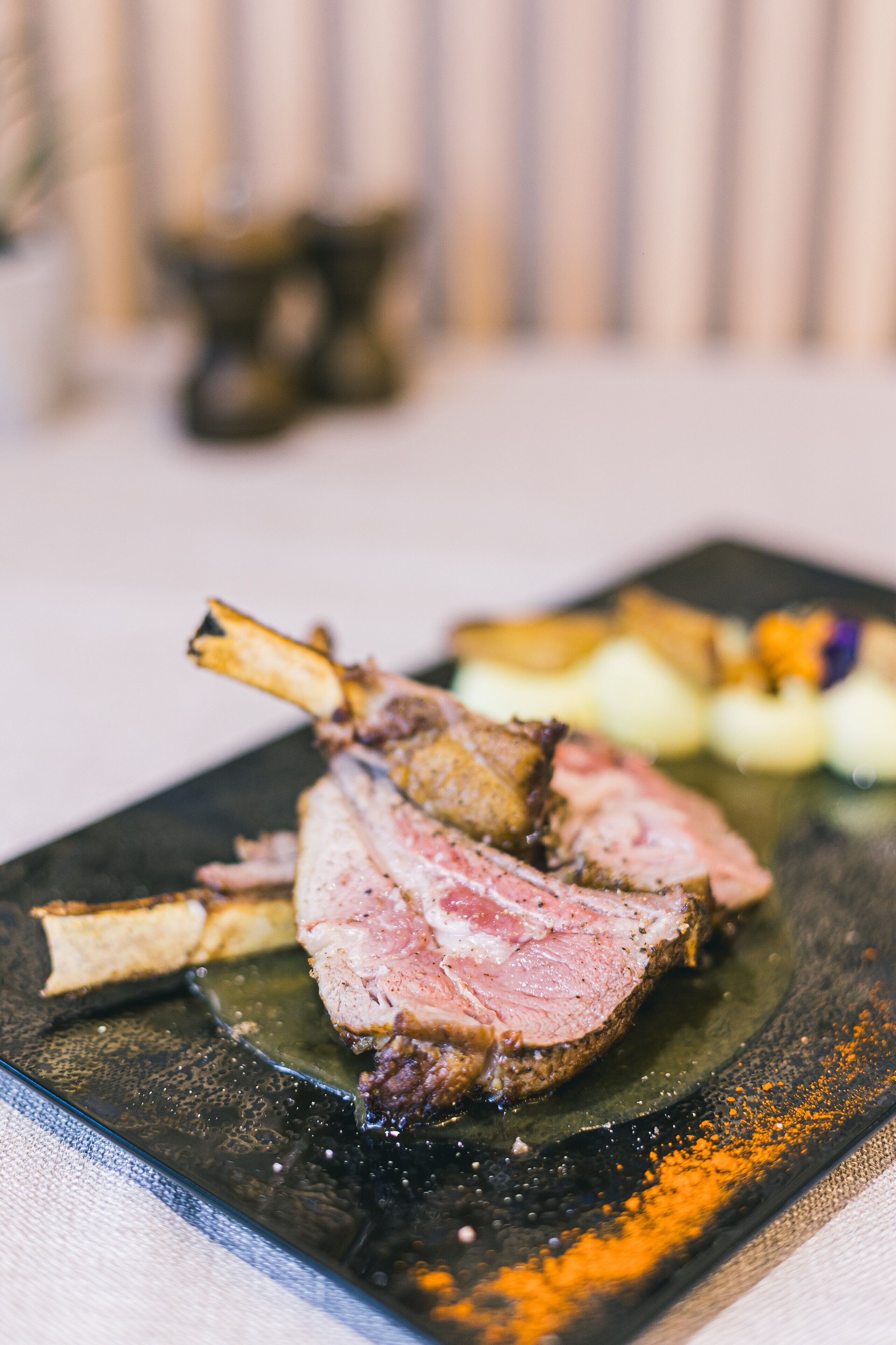 Ein Teller mit geschnittenem Fleisch und Gemüse.