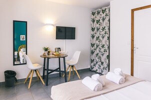 Quarto clássico, 1 cama Queen | 1 quarto, cofres nos quartos, cortinas blackout, Wi-Fi de cortesia