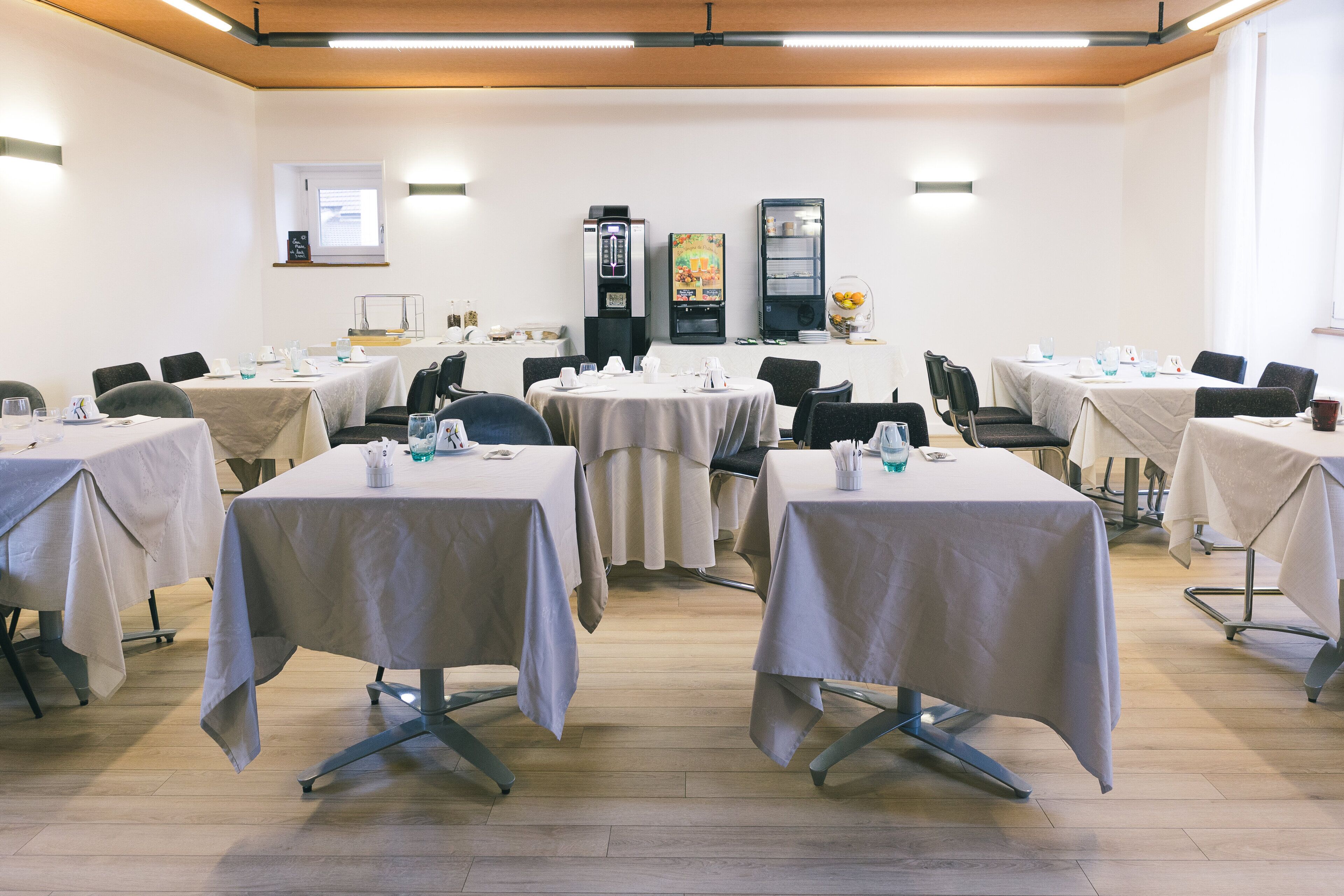 Tägliches Frühstücksbuffet (15 EUR pro Person)