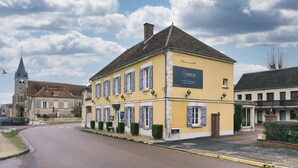 A yellow building with a sign reading "LE SOLEIL DOR". - Le Soleil D'or (Montigny-la-Resle)