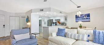 Newly Remodeled Jupitor Raquet Club- sleeps up to 4 people