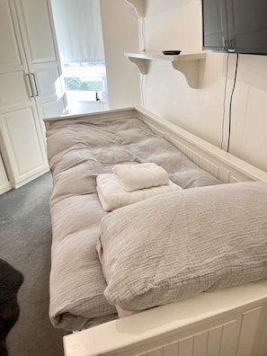 2 habitaciones, tabla de planchar con plancha y cuna de viaje