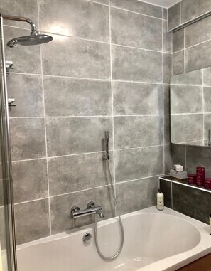Séchoir à cheveux, serviettes fournies, savon, shampooing