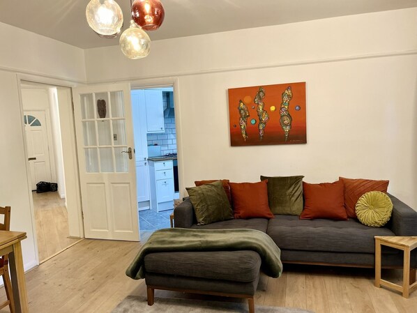 Smart TV, DVD player, offices - Lovely 2 bed flat in the heart of Hampstead Heath (London)