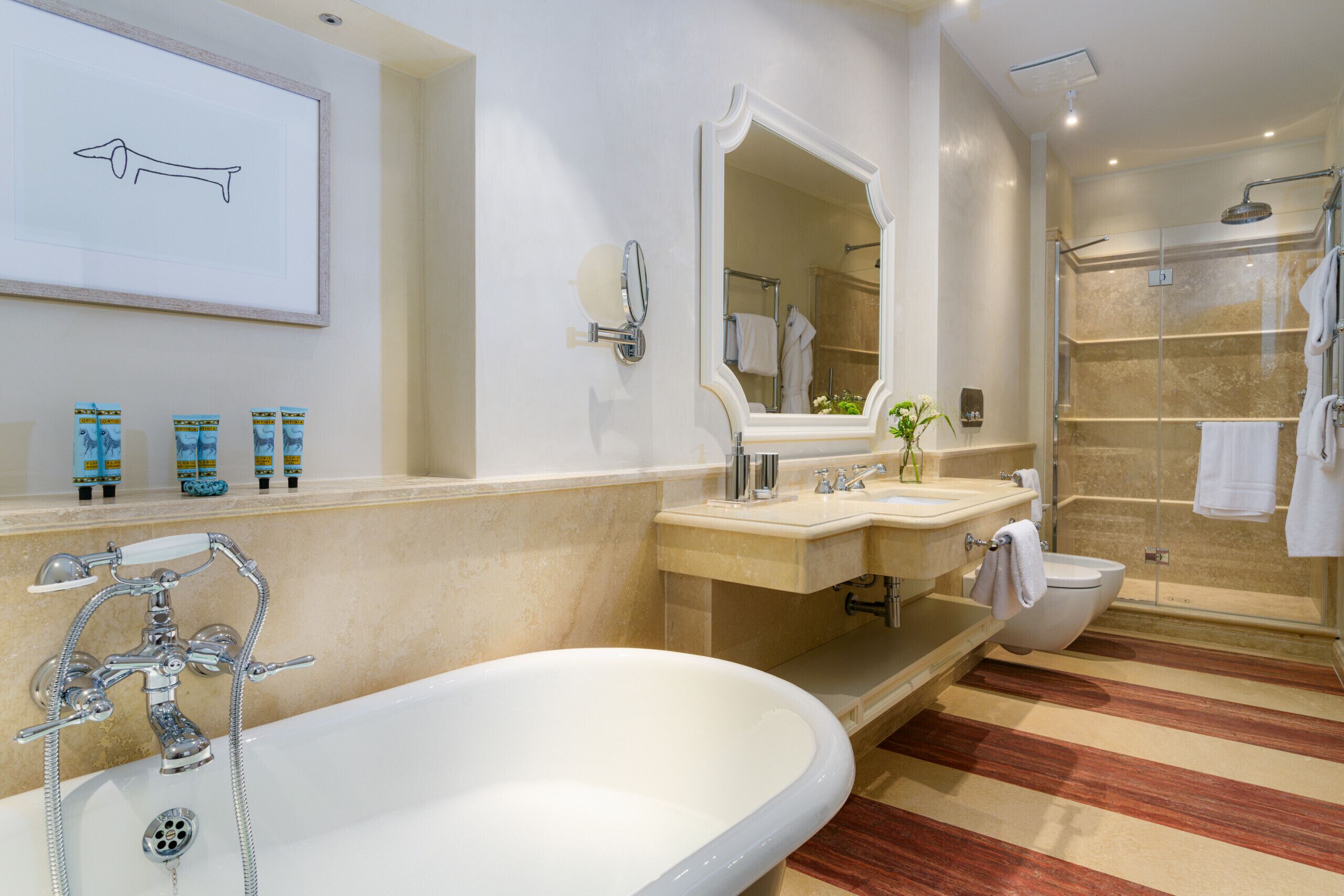 Une salle de bain moderne avec une grande baignoire, deux lavabos, une douche et un miroir.