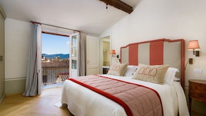 A bedroom with a large bed, a view to the outside, and a wooden ceiling. - Visconte Filippo - La Dimora degli Affreschi Florence (Florence)