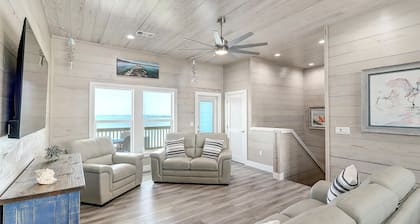 Fulton Breeze! Waterfront, Pool, Private Hottub, Walk to Restaurants and Pier