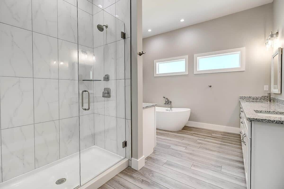 Combined shower/tub, hair dryer, towels, shampoo