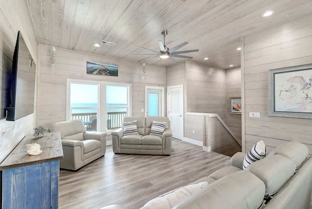 Smart TV. 171 Seven Palms, Fulton Breeze: Waterfront, Pool & Hot Tub
