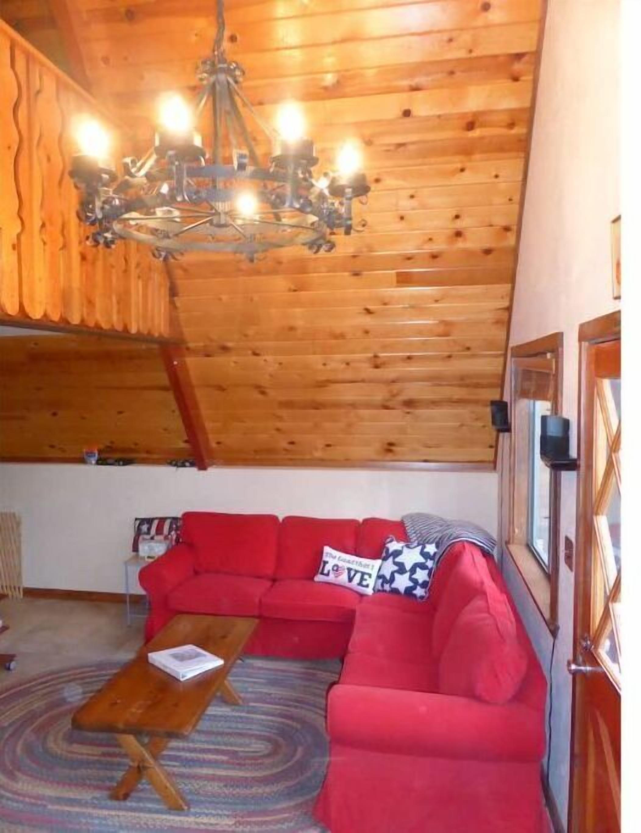 TV, fireplace, DVD player, books