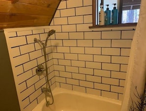 Ducha, secador de pelo, toallas, jabón