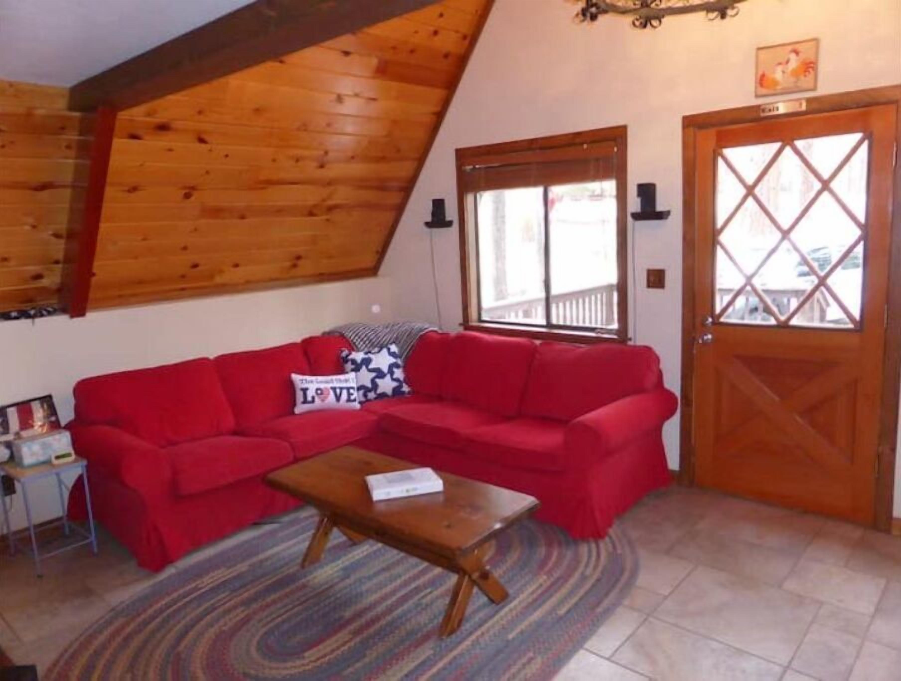 Una televisión, una chimenea, un reproductor de DVD, libros