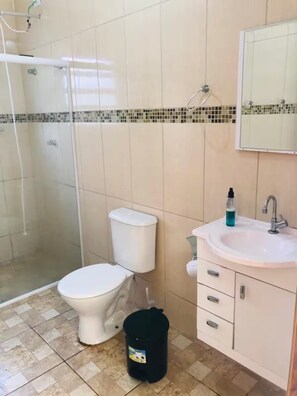 Shower, soap, toilet paper - House with pool and huge backyard for children!!! (Peruíbe)