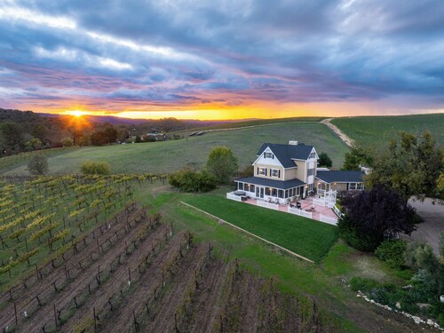Vineyard Retreat in a Stunning Vineyard Setting and Views, Hot Tub, and More