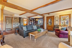 Smart TV, fireplace - Vineyard Retreat in a Stunning Vineyard Setting and Views, Hot Tub, and More (Templeton)