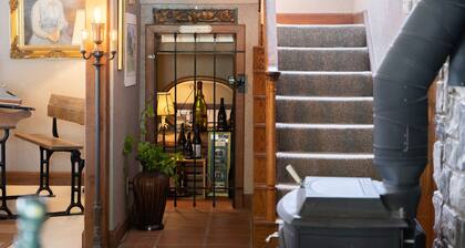 Vineyard Retreat in a Stunning Vineyard Setting and Views, Hot Tub, and More