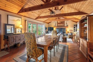 Interior - Vineyard Retreat in a Stunning Vineyard Setting and Views, Hot Tub, and More (Templeton)