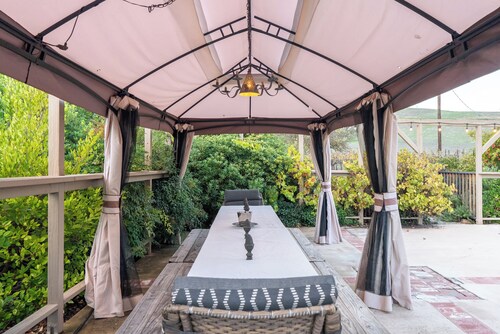 Vineyard Retreat in a Stunning Vineyard Setting and Views, Hot Tub, and More