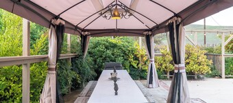 Vineyard Retreat in a Stunning Vineyard Setting and Views, Hot Tub, and More