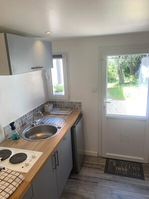 Réfrigérateur, micro-ondes, plaque de cuisson, cafetière/bouilloire