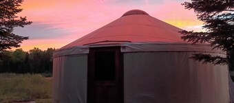 Redarrow rustic yurt in the Adirondacks, Gore Mt. 15 mins, jug water supplied