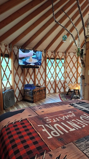 1 bedroom, WiFi, bed sheets - Redarrow rustic yurt in the Adirondacks, Gore Mt. 15 mins, jug water supplied (Minerva)