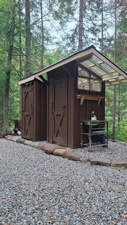 Overnattingsstedets uteområder. Redarrow rustic yurt in the Adirondacks, Gore Mt. 15 mins, jug water supplied