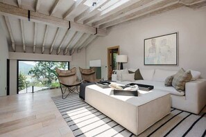 Televisión y chimenea 