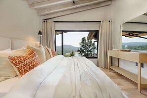 5 bedrooms, iron/ironing board, WiFi, bed sheets