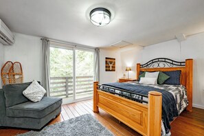 3 bedrooms, free WiFi, bed sheets - Dog Friendly Cozy Wooded Retreat w/ Hot Tub & Fire Pit (Oakland)