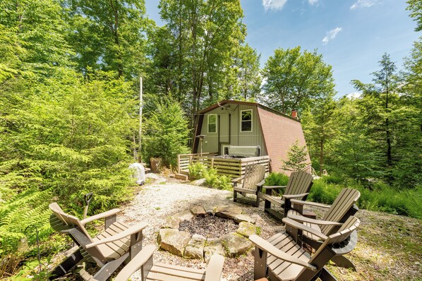 Property grounds - Dog Friendly Cozy Wooded Retreat w/ Hot Tub & Fire Pit (Oakland)