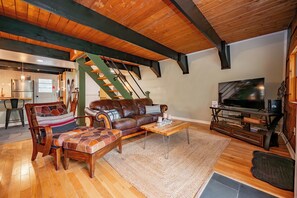 Smart TV, fireplace, DVD player - Cozy Wooded Retreat w/ Hot Tub & Fire Pit (Oakland)