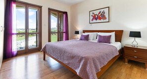 3 slaapkamers, een strijkplank/strijkijzer, gratis wifi, beddengoed